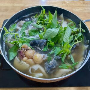 Lẩu Gà Đen Lá É