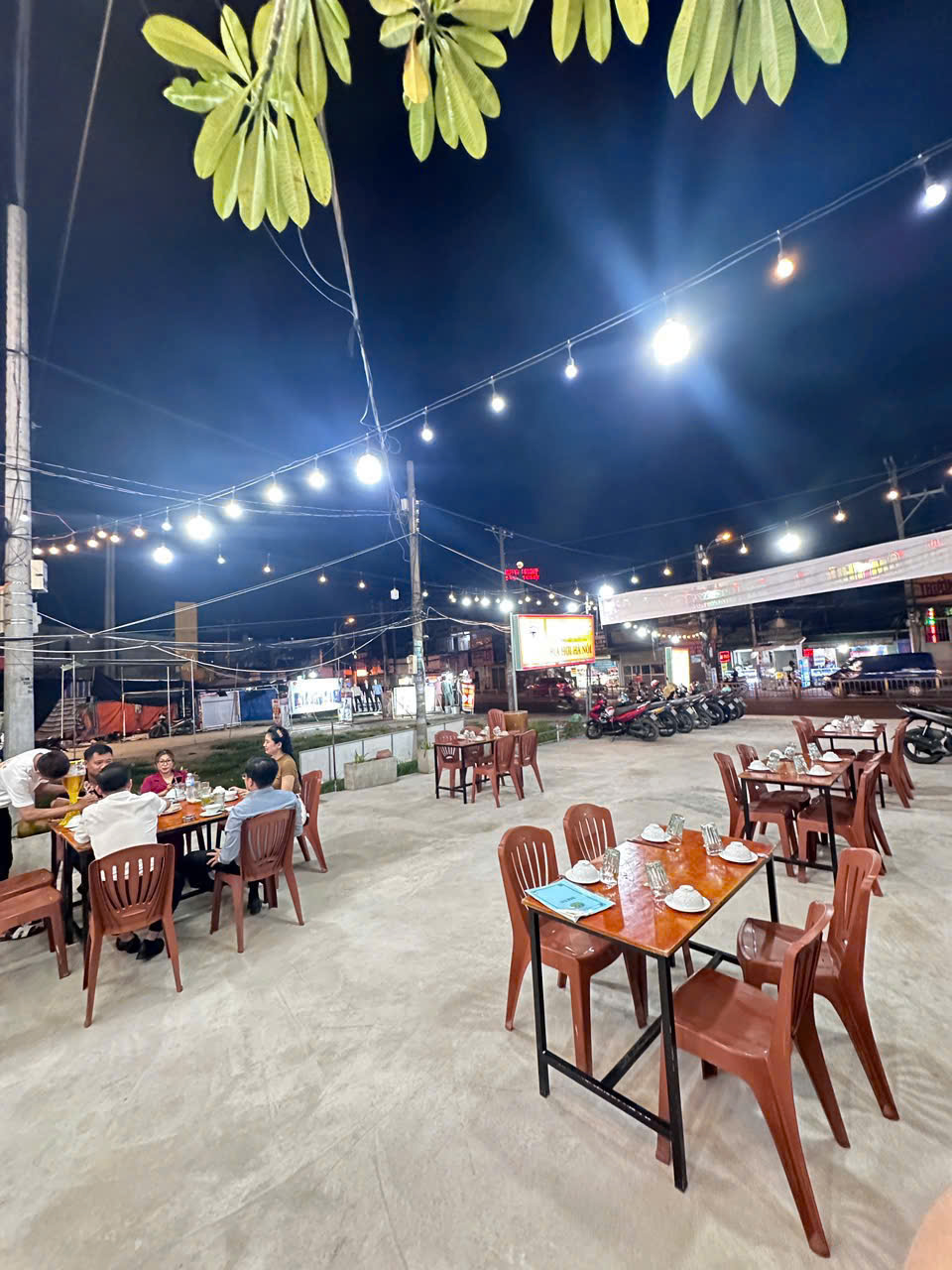 Sân Ngoài Phố Ẩm Thực 662 Trường Chinh Tân Bình